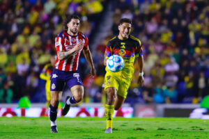 Sebastián Cáceres (d) de América disputa un balón con Cade Cowell de Guadalajara. Imagen de archivo. EFE/ SáshenkaGutiérrez