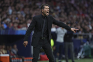 El entrenador del Atlético, Diego Pablo Simeone, durante el partido de ida de las semifinales de la Liga de Campeones que Atlético de Madrid y Arsenal FC disputan este miércoles en el estadio Metropolitano. EFE/Kiko Huesca