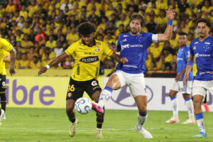 Luis Cano (i) de Barcelona SC disputa el balón con Lucas Silva Borges de Cruzeiro este martes en un partido por la Copa Libertadores en el estadio Monumental de Guayaquil (Ecuador). EFE/ Jonathan Miranda