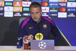 El entrenador del Barcelona, el alemán Hansi Flick, durante la rueda de prensa ofrecida este lunes en el estadio Metropolitano, en la víspera del partido de vuelta de cuartos de final de la Liga de Campeones que disputan ante el Atlético de Madrid. EFE/ Kiko Huesca