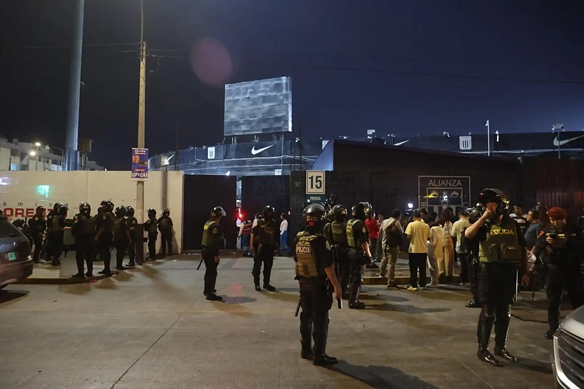 Fotografía cedida por la Agencia Peruana de Noticias Andina que muestra a policías en los alrededores del Estadio Alejandro Villanueva donde al menos una persona murió y 47 más resultaron heridos durante una concentración de hinchas para animar al equipo a horas del superclásico del fútbol local con Universitario de Deportes. EFE/ Andina / Melina Mejía /SOLO USO EDITORIAL/ NO VENTAS/.