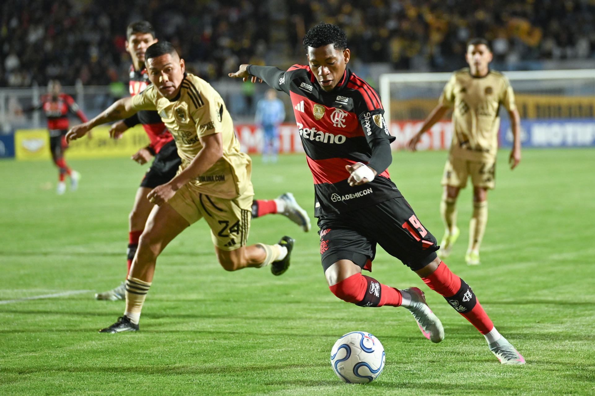 Gonzalo Plata (d), de Flamengo, supera la marca de doas rivales del Cusco este miércoles en un partido de la Copa Libertadores en el estadio Inca Garcilaso de la Vega. EFE/ Paloma Del Solar