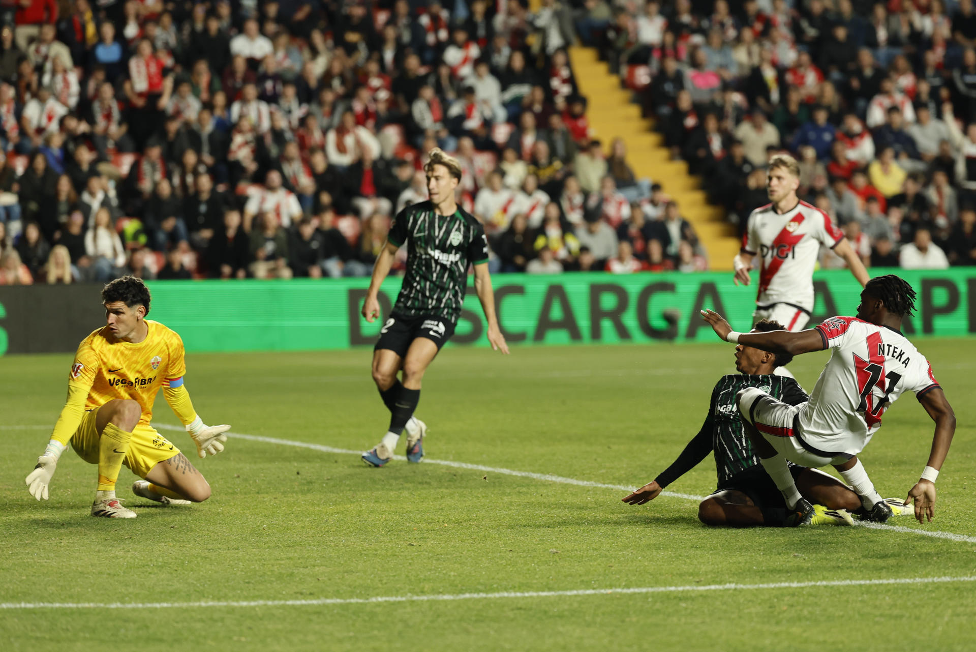 El centrocampista del Rayo Randy Nteka (d) marca el 1-0, durante el partido de LaLiga de fútbol que Rayo Vallecano y Elche CF disputan este viernes en el estadio de Vallecas, en Madrid. EFE/Mariscal