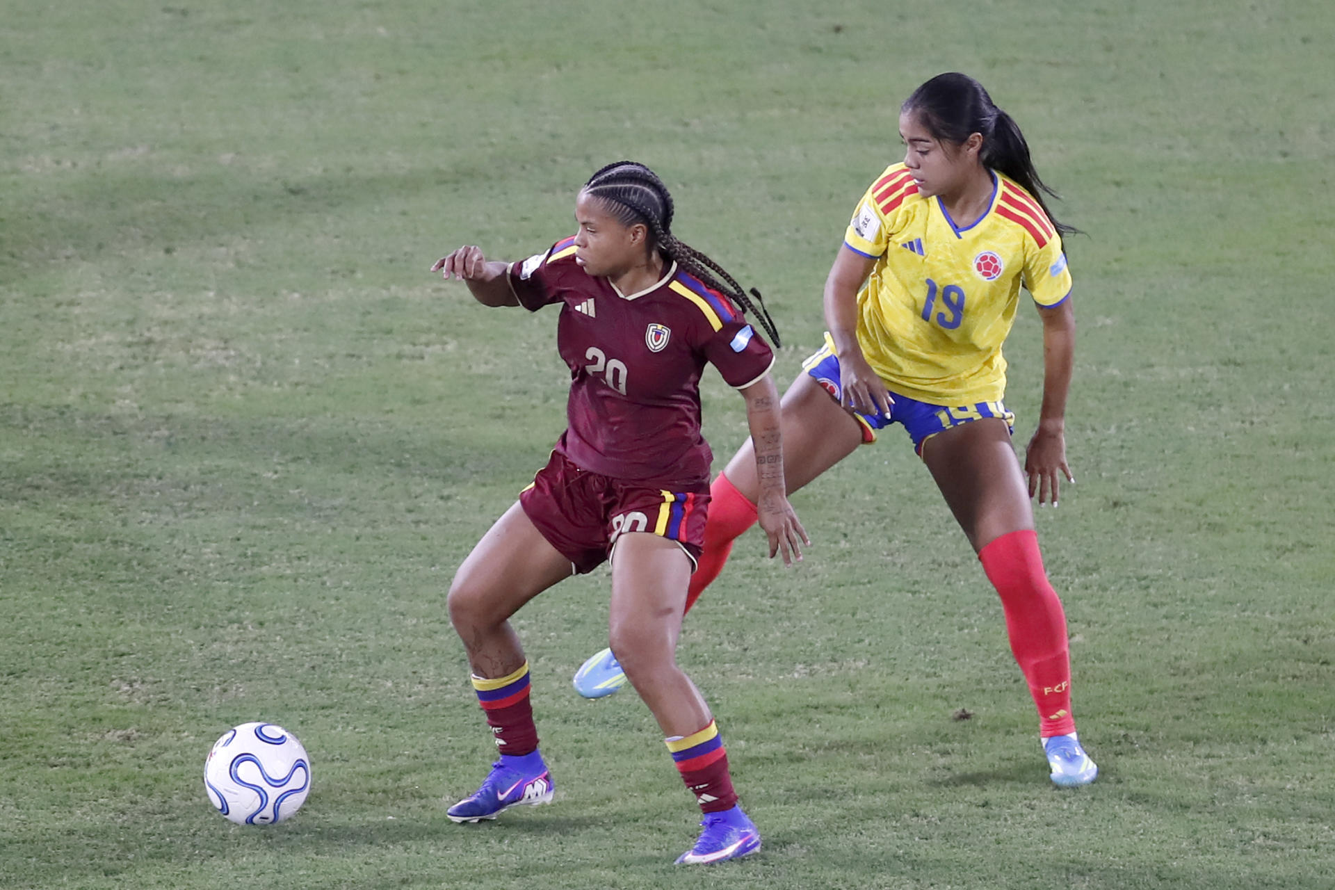 Maithe Lopez (d), de Colombia, disputa un balón con Dayana Rodriguez, de Venezuela,, en un partido de la Liga de Naciones Femenina en el estadio Pascual Guerrero de Cali. EFE/Ernesto Guzmán
