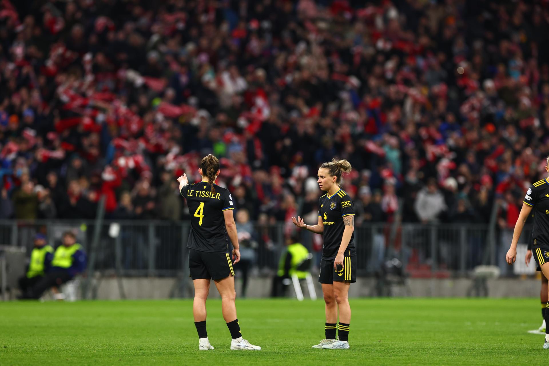 Le Tissier y Julia Zigiotti, del Manchester United, durante el partido. EFE/EPA/ANNA SZILAGYI
