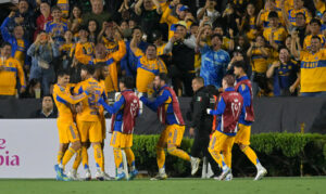 Jugadores de Tigres celebran un gol este miércoles, durante un partido de cuartos de final de la Copa de Campeones de la Concacaf entre Tigres y Seattle Sounders en el estadio Universitario en San Nicolás de Los Garza (México). EFE/Miguel Sierra