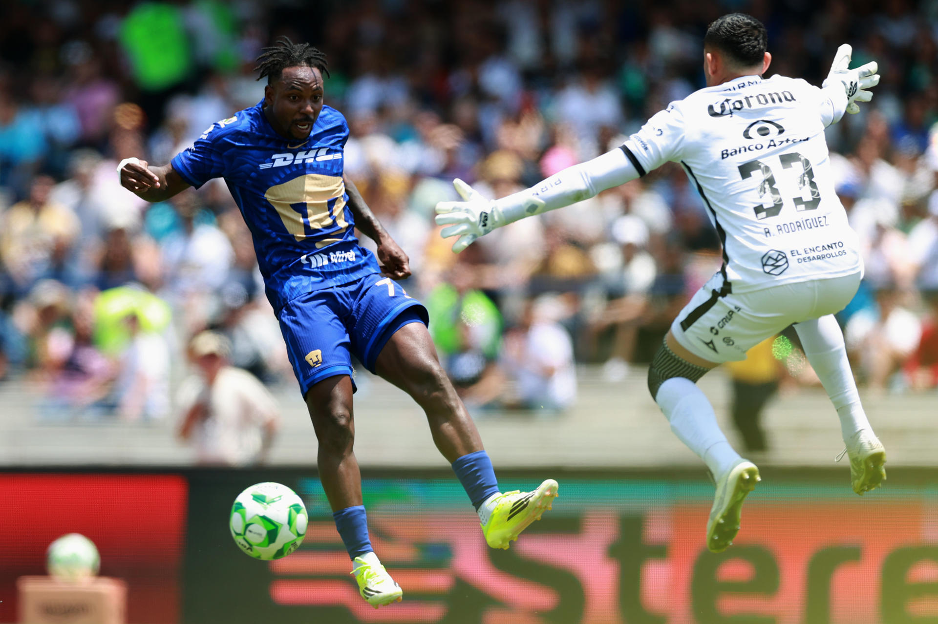 Alvaro Angulo (i) de Pumas disputa el balón con Ricardo Rodríguez de Mazatlán este domingo, en un partido de la Liga MX entre Pumas y Mazatlán en el estadio Olímpico Universitario en Ciudad de México (México). EFE/ Alex Cruz 