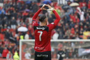 El jugador del Real Mallorca Vedat Muriqi, celebra su gol contra el Rayo Vallecano, durante el partido de la jornada 31 de LaLiga EA Sports entre el Real Mallorca y el Rayo Vallecano, este domingo en el Estadi Mallorca Son Moix.- EFE/CATI CLADERA