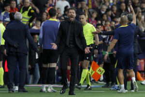 El entrenador del Atlético de Madrid, Diego Simeone, durante el partido de la jornada 30 de LaLiga EA Sports que Atlético de Madrid y FC Barcelona disputan este sábado, en el Estadio Riyadh Air Metropolitano de la capital española. EFE/ Chema Moya