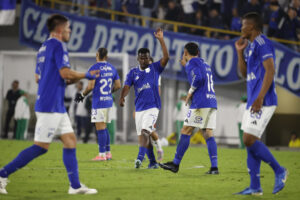 Jugadores de Millonarios celebran el gol de Carlos Darwin Quintero (c) que selló este miércoles el triunfo por 1-0 sobre Boston River en partido de la segunda jornada de la fase de grupos de Copa Sudamericana jugado en el estadio Nemesio Camacho El Campín de Bogotá. EFE/ Mauricio Dueñas Castañeda