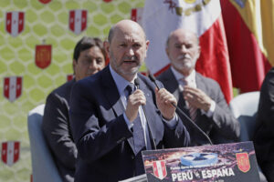 El presidente de la Real Federación Española de Fútbol, Rafael Louzán Abal, habla durante una rueda de prensa este jueves, en Puebla (México). EFE/ Hilda Ríos