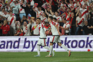 Los jugadores del Rayo celebran el 1-0. EFE/Kiko Huesca
