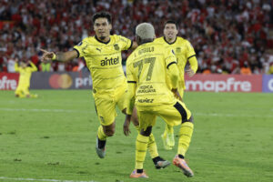 Jugadores de Peñarol celebran este jueves el gol de Matías Arezo que selló el empate 1-1 en su visita a Independiente Santa Fe en Bogotá por la primera jornada del Grupo F de la Copa Libertadores. EFE/ Mauricio Dueñas Castañeda