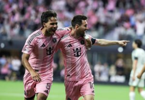El delantero del Inter Miami Lionel Messi (d) y su compañero Telasco Segovia (I) celebran un gol durante el partido de la MLS entre el Inter Miami y el Austin FC en el estadio Nu Stadium de Miami, Florida (EE.UU.). EFE/CRISTÓBAL HERRERA-ULASHKEVICH