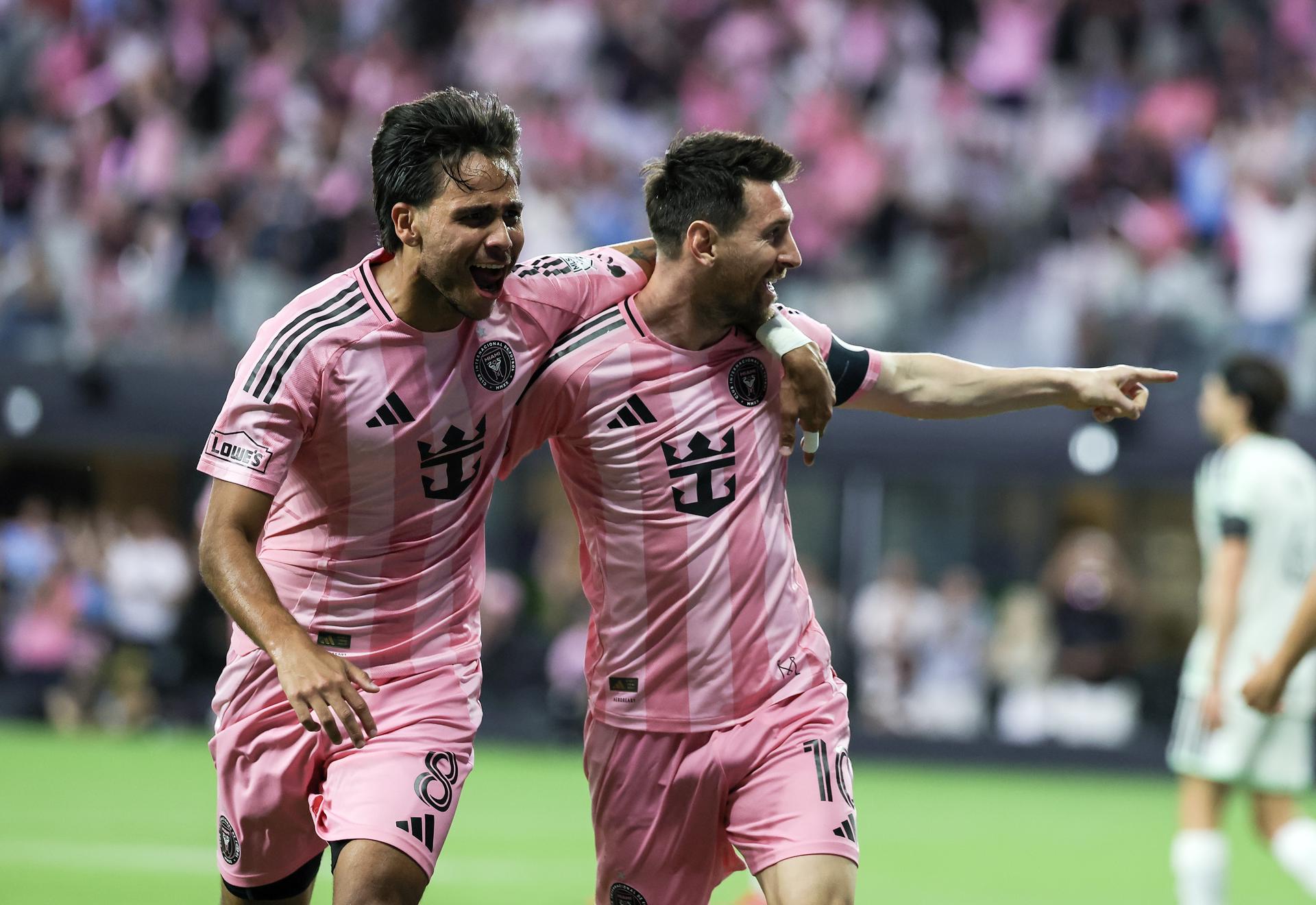El delantero del Inter Miami Lionel Messi (d) y su compañero Telasco Segovia (I) celebran un gol durante el partido de la MLS entre el Inter Miami y el Austin FC en el estadio Nu Stadium de Miami, Florida (EE.UU.). EFE/CRISTÓBAL HERRERA-ULASHKEVICH 