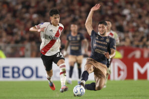 Juan Cruz Meza (i) de River Plate es marcado a presión por Ezequiel Neira de Carabobo este miércoles, durante un partido de la segunda jornada de la fase de grupos de la Copa Sudamericana jugado en el estadio Monumental de Buenos Aires. EFE/ Adan González
