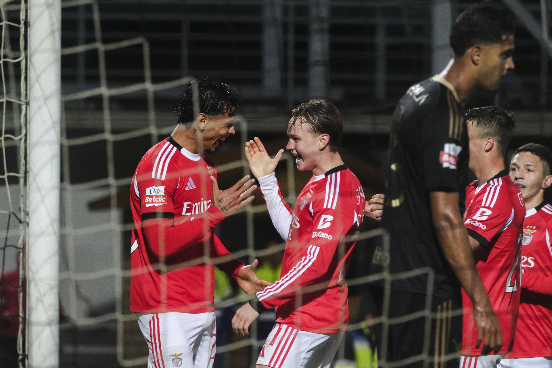 Richard Rios (i) celebra con Andreas Schjelderup el 0-1 del Benfica ante el Casa Pia. EFE/EPA/CARLOS BARROSO
