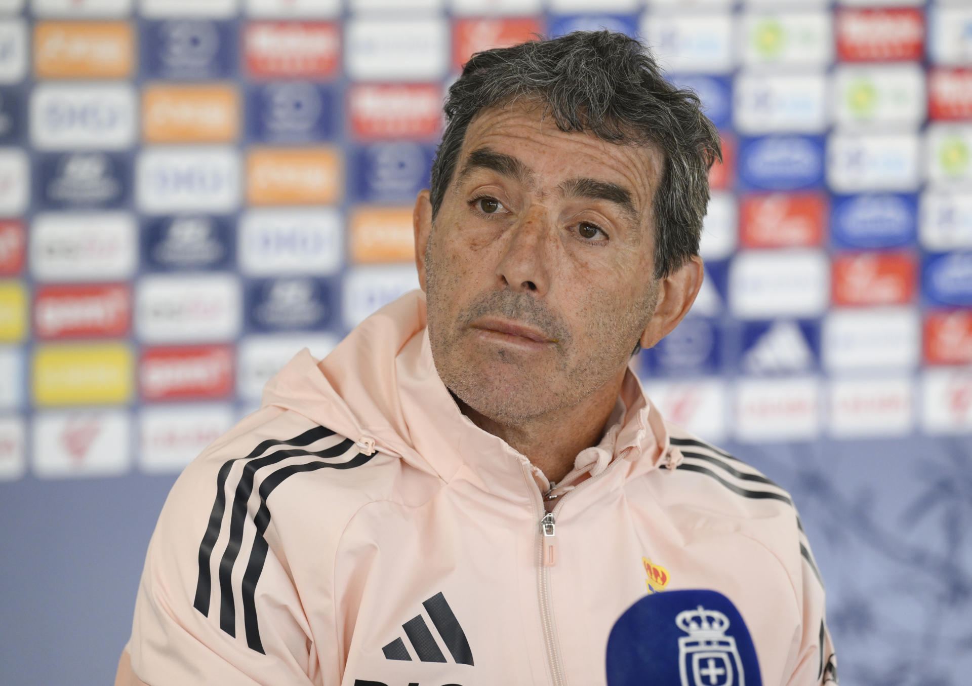 El técnico del Real Oviedo, el uruguayo Guillermo Almada, durante la rueda de prensa en la sala de prensa de El Requexón este sábado. EFE/ Eloy Alonso