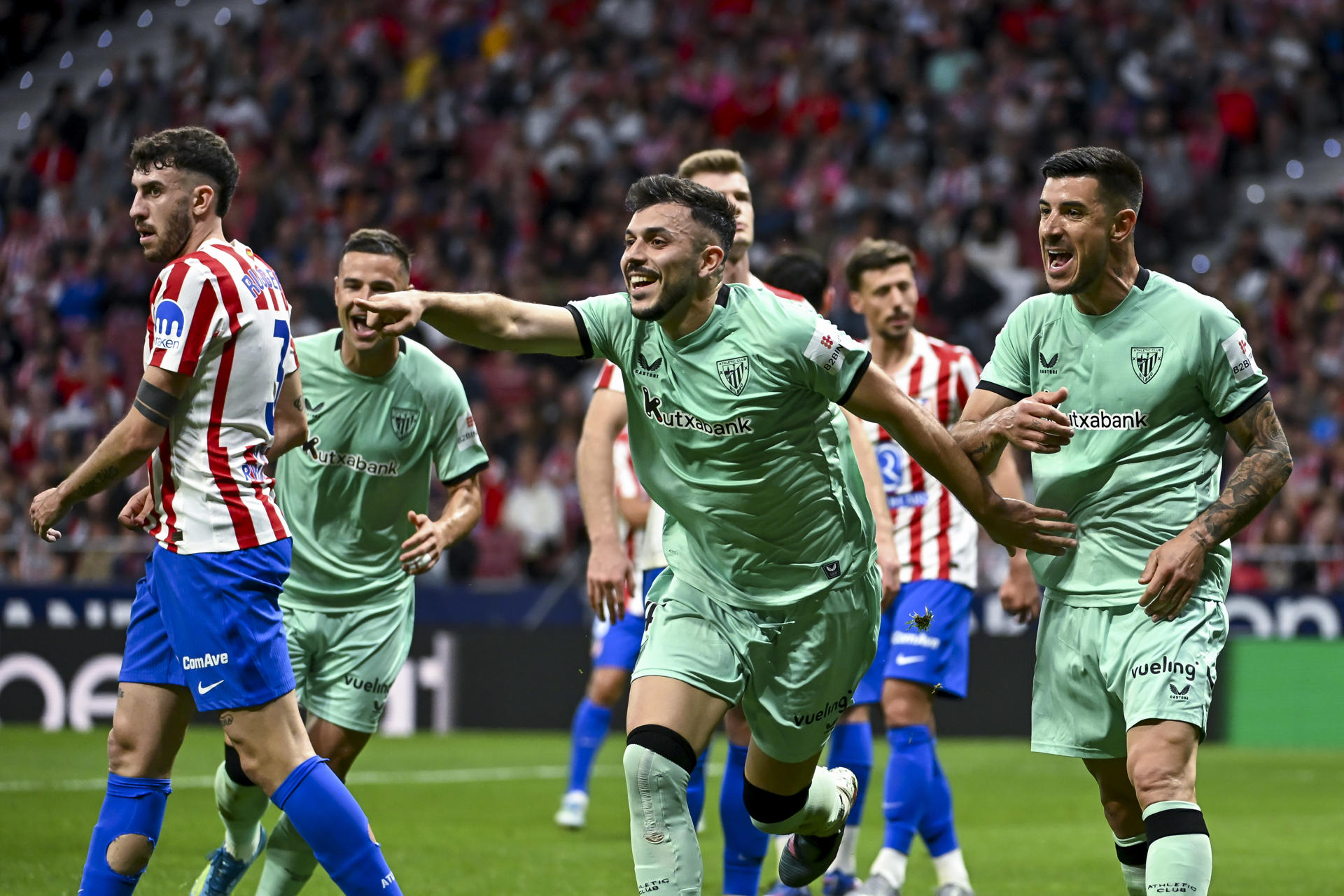 El defensa del Athletic Aitor Paredes (c) celebra tras marcar el 0-1 durante el partido de la jornada 32 de LaLiga entre Atlético de Madrid y Athletic Club Bilbao, en el estadio Riyadh Air Metropolitano de Madrid. EFE/ Fernando Villar 