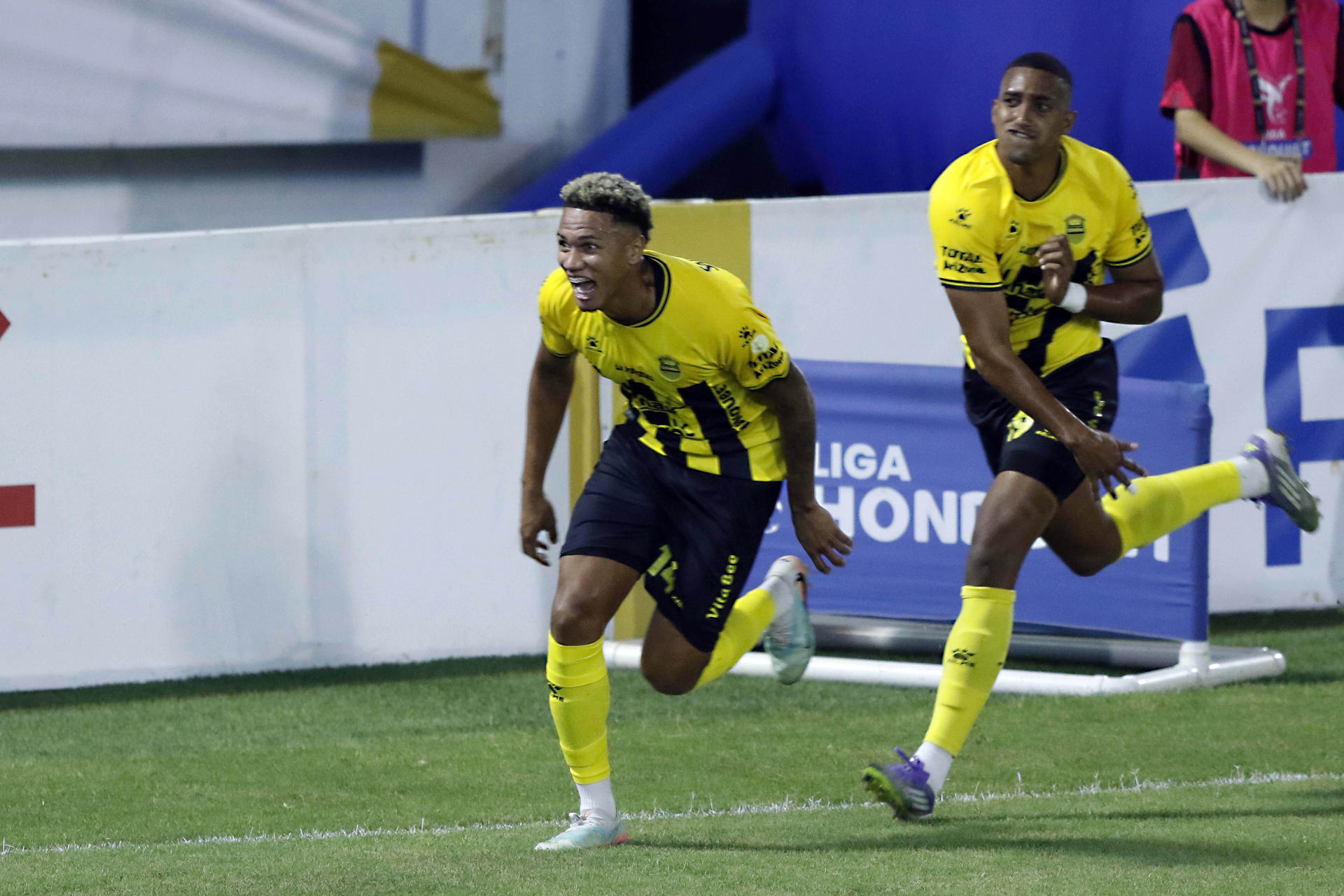 Jack Baptiste (i) y Daniel Aparicio (d), de Real España, celebran un durante un partido de la Liga Nacional de Honduras entre Real España y Marathón en el estadio Francisco Morazán de San Pedro Sula (Honduras). EFE/José Valle 