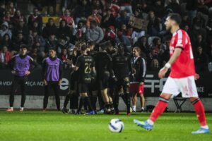 Los jugadores del Casa Pia celebran el gol del empate ante el Benfica. EFE/EPA/CARLOS BARROSO