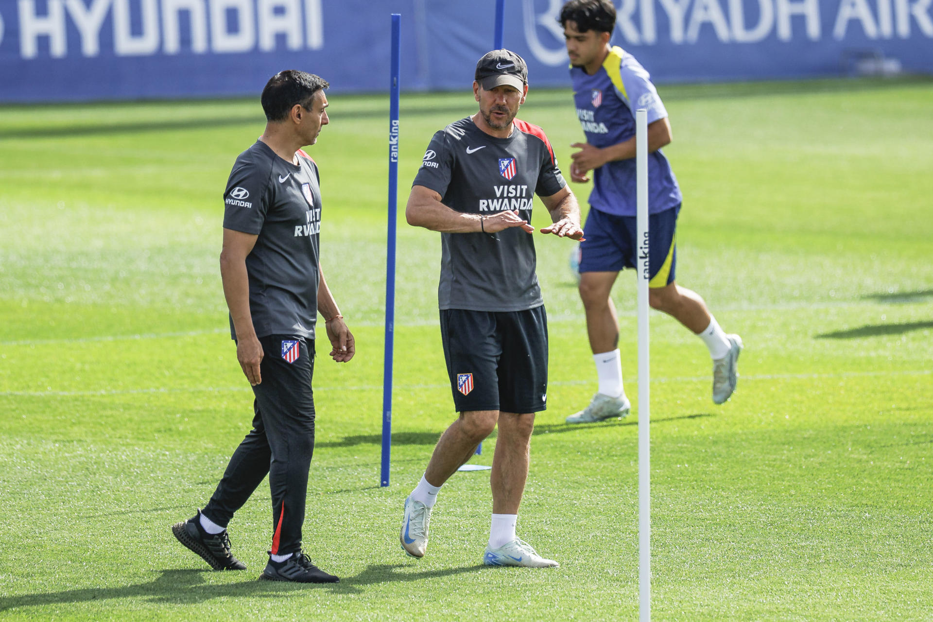 Simeone charla con Gustavo López. EFE/ Rodrigo Jiménez 