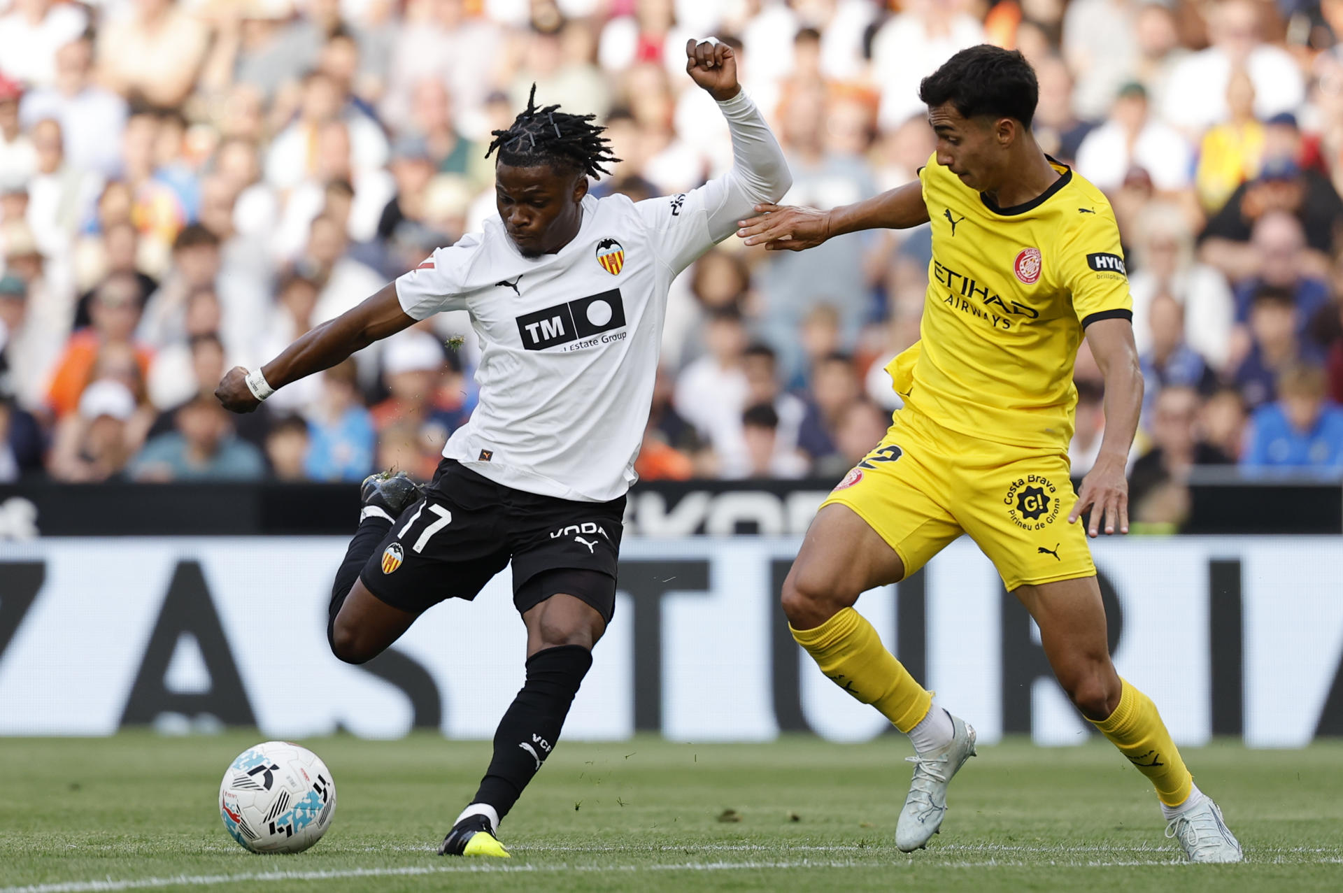 El delantero del Valencia Largie Ramazani (i) disputa un balón con el defensa del Girona Vitor Reis (d) durante el partido de LaLiga entre Valencia CF y Girona FC celebrado este sábado en el estadio de Mestalla, en Valencia. EFE/ Ana Escobar 