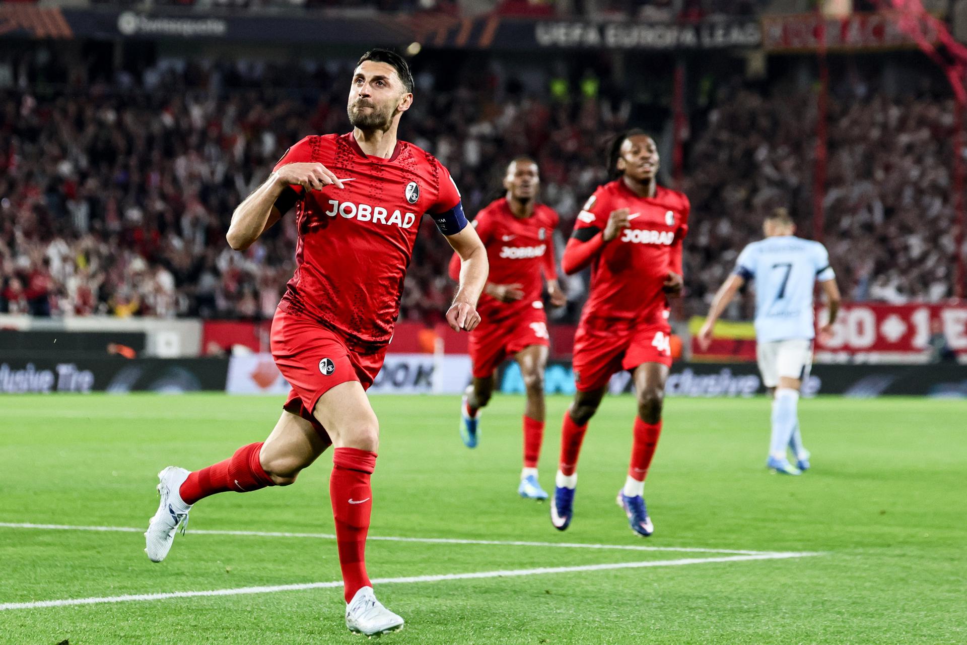 Vincenzo Grifo celebra el 1-0 del Friburgo ante el Celta en la ida de cuartos de la Liga Europa. EFE/EPA/RONALD WITTEK
