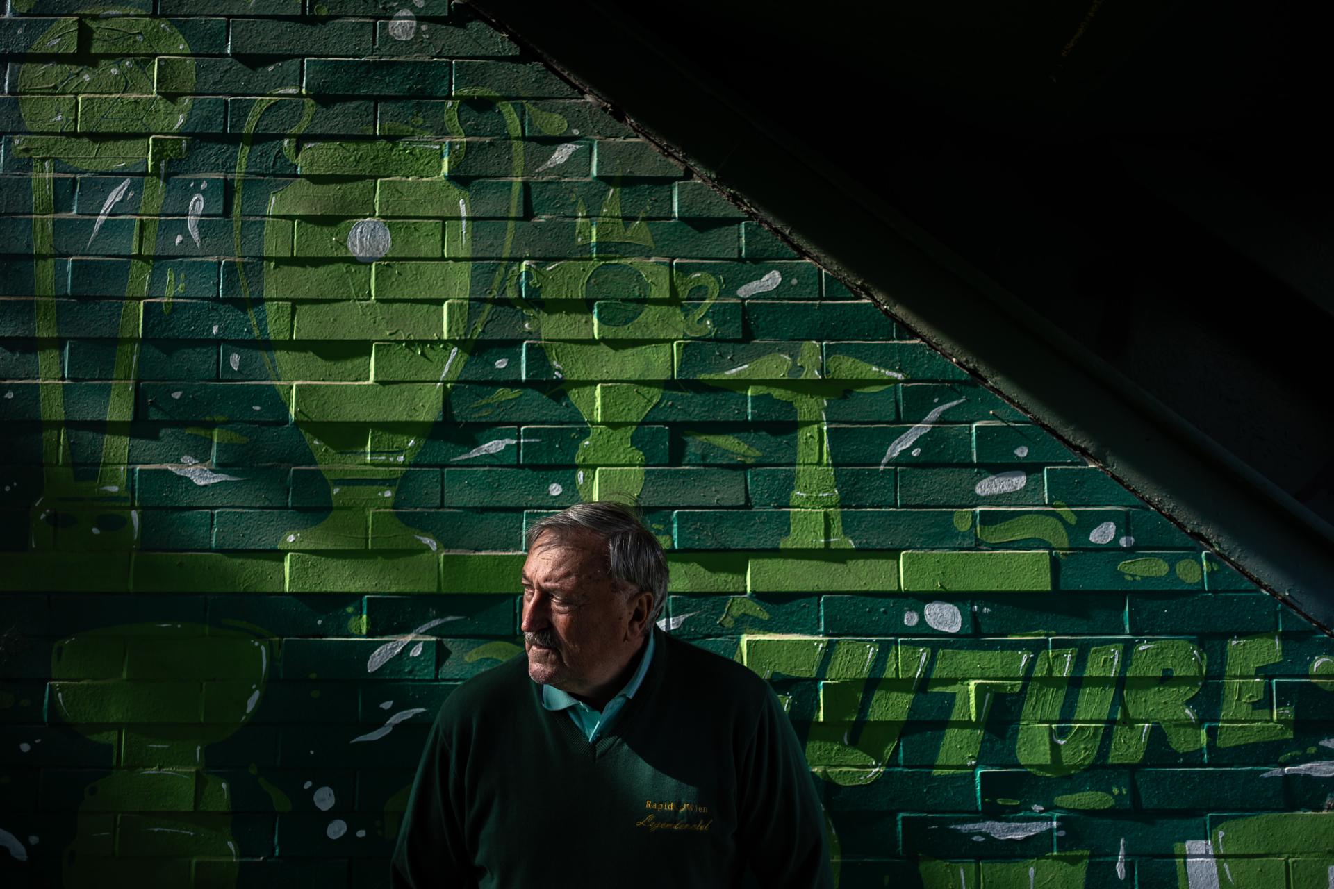El exfutbolista checo Antonin Panenka en el Estadio Dolicek del Bohemians Praga 1905, donde jugó la mayor parte de su carrera profesional. EFE/EPA/MARTIN DIVISEK
