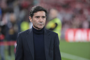 El entrenador del Villarreal Marcelino García Toral, durante el partido de la jornada 31 de LaLiga EA Sports entre el Athletic Club de Bilbao y el Villarreal CF, este domingo en el estadio de San Mamés.- EFE/ Luis Tejido