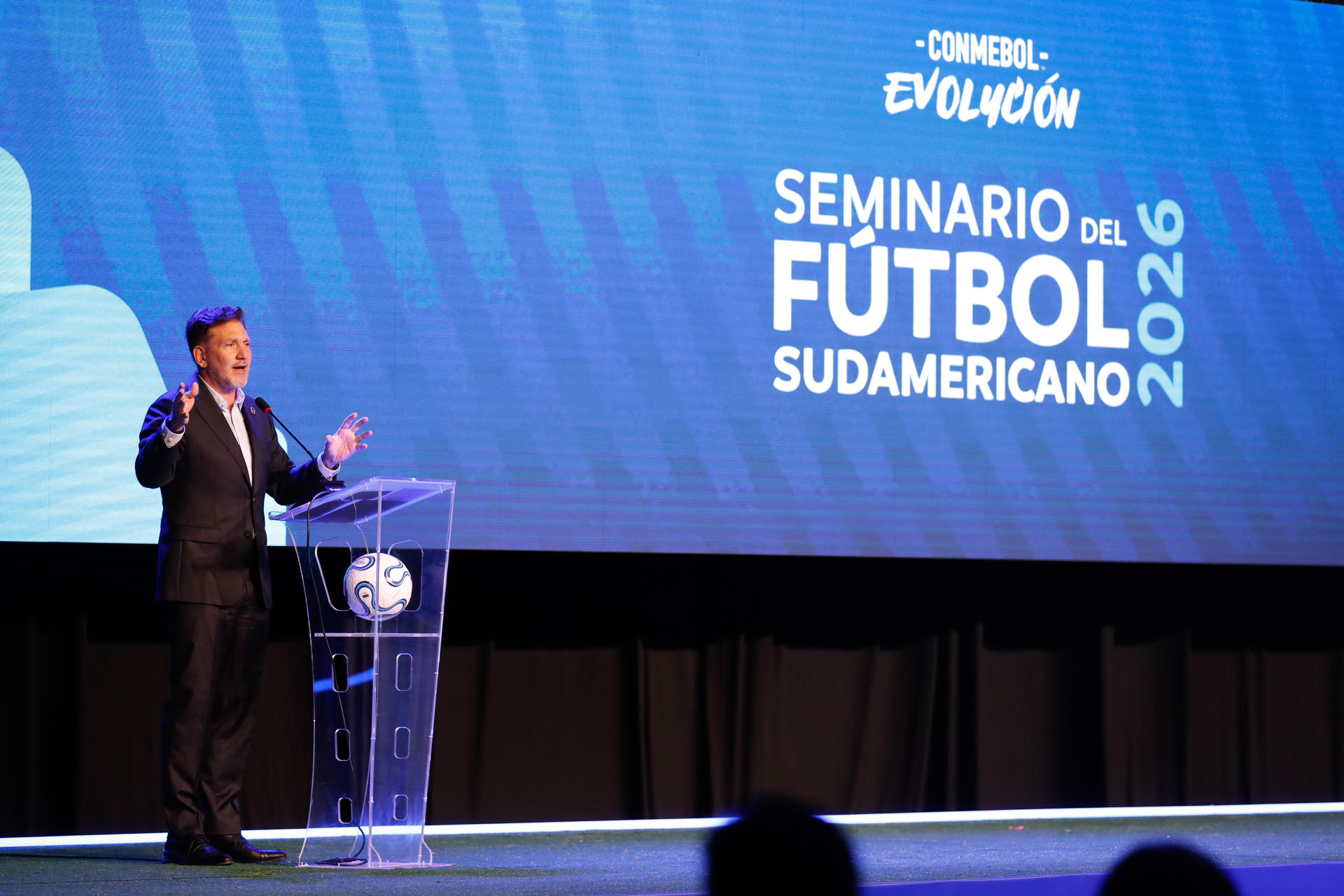 El presidente de la Conmebol, Alejandro Domínguez, habla durante la apertura del Seminario del Fútbol Sudamericano 2026, en Luque (Paraguay). EFE/Juan Pablo Pino 