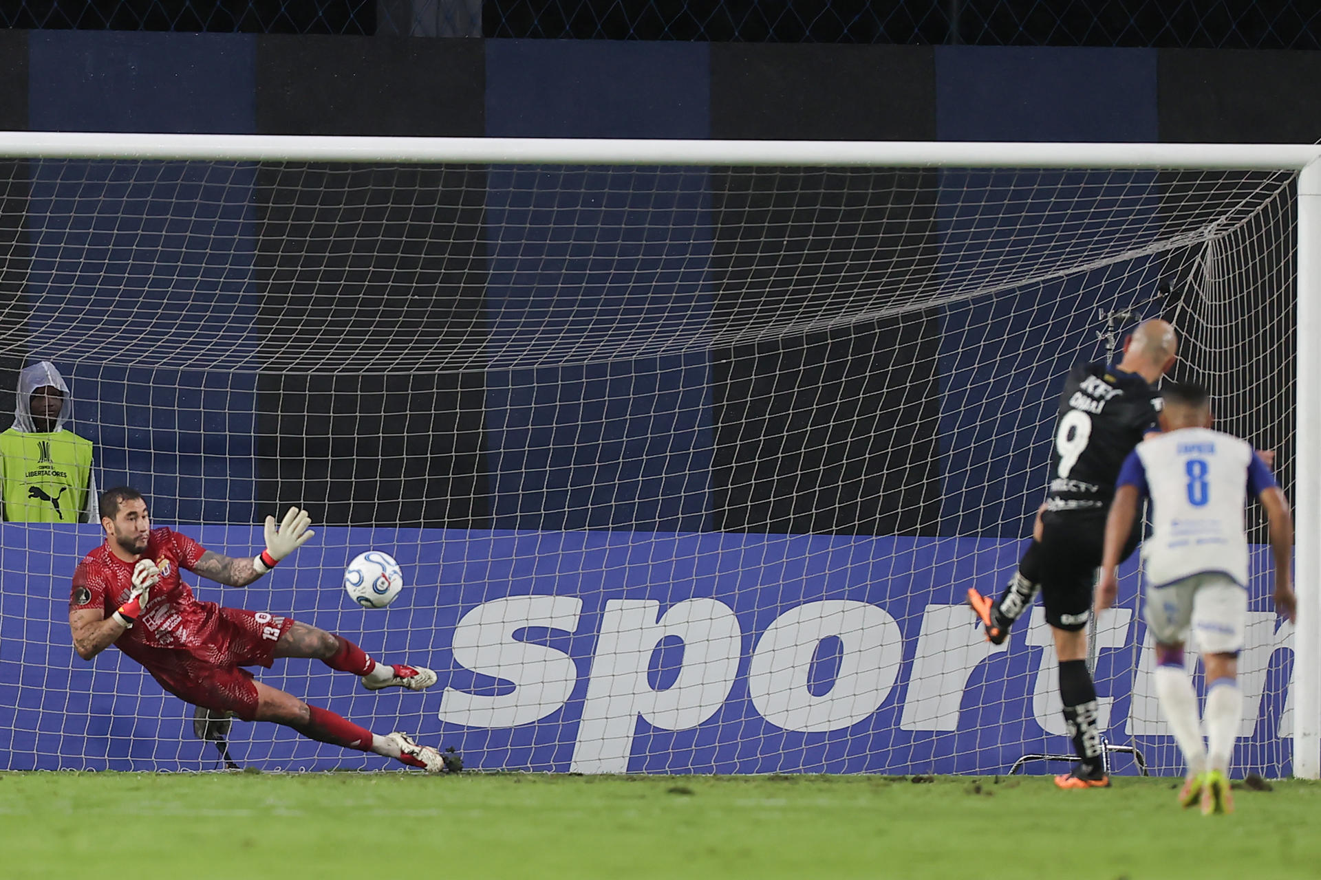 Carlos González (d), de Independiente del Valle, cobra un penal en un partido de la fase de grupos de la Copa Libertadores entre Independiente del Valle y Universidad Central en el estadio Banco Guayaquil en Quito (Ecuador). EFE/ José Jacomé
