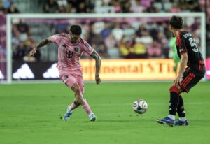 Fotografía de archivo de Rodrigo de Paul (i), del Inter Miami. EFE/EPA/CRISTOBAL HERRERA-ULASHKEVICH