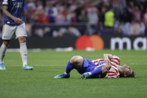 Julián Alvarez se duele en el suelo ante el Arsenal. EFE/Juanjo Martín
