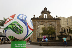 Un centenar de esculturas de balones como el de la fotografía fueron instaladas en las calles de Guadalajara para prender la fiebre mundialista en una de las sedes del Mundial. EFE/ Francisco Guasco