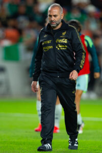El seleccionador de México Pedro López Ramos camina por el campo en un partido amistoso entre las selecciones femeninas de México y Jamaica en el estadio Shell Energy en Houston (EE.UU.). Imagen de archivo. EFE/ Carlos Ramírez