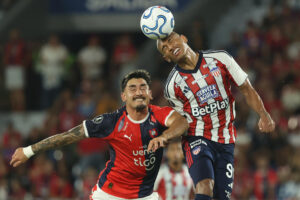 Jonathan Torres (i), de Cerro Porteño, disputa el balón con Jermein Peña, de Junior de Barranquilla, en un partido de la fase de grupos de la Copa Libertadores entre Cerro Porteño y Junior de Barranquilla en el estadio La Nueva Olla en Asunción (Paraguay). EFE/Juan Pablo Pino
