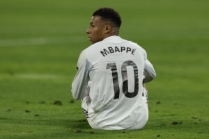 Kylian Mbappé, durante el encuentro correspondiente a la jornada 32 de Laliga que disputó el pasado viernes, contra el Betis, en el estadio de La Cartuja, en Sevilla. EFE/Julio Muñoz