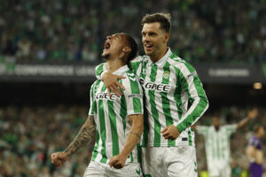 Fotografía de Julio Muñoz, en la que puede verse en una imagen de archivo del 1 de mayo de 2025 a los jugadores del Betis, el brasileño Antony (i) y el argentino Lo Celso, durante un partido. EFE