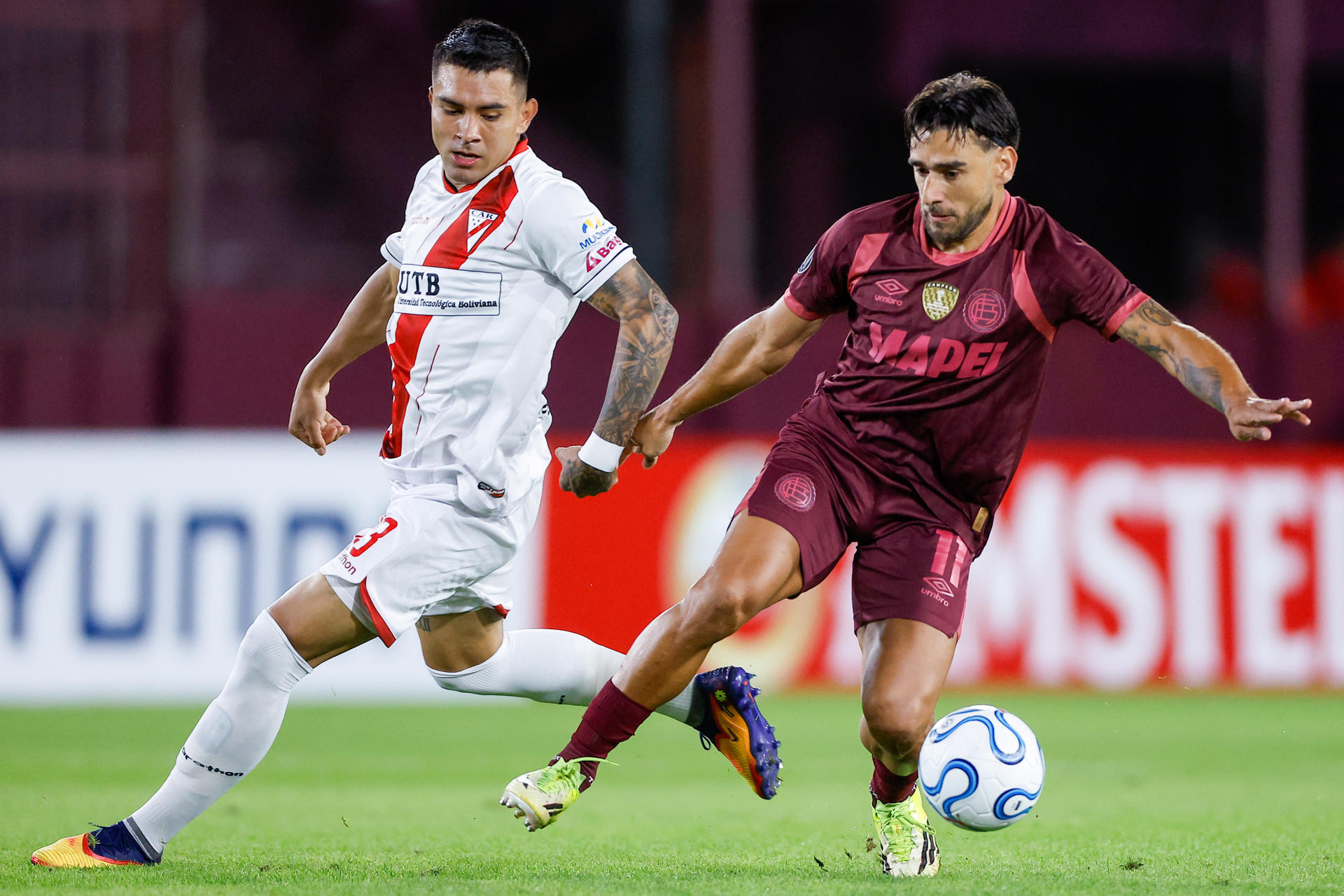 Eduardo Salvio (d), de Lanús, disputa el balón con Héctor Cuéllar, de Always Ready, en un partido de la fase de grupos de la Copa Libertadores entre Lanús y Always Ready en el estadio Ciudad de Lanús en Lanús (Argentina). EFE/Juan Ignacio Roncoroni 