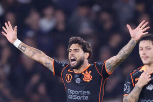 Yuri Alberto, de Corinthians, anotó el segundo gol en un partido de la Copa Libertadores ante Platense en el estadio Ciudad de Vicente López, en Buenos Aires. EFE/Juan Ignacio Roncoroni