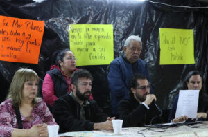 De izquierda a derecha, la ciudadana Rocío González, el activista del Frente Antigentrificación Eduardo Alanís, el abogado Arturo Aparicio y el integrante del Observatorio Vecinal Escandón Sergio Montes participan en una rueda de prensa en Ciudad de México (México). Organizaciones vecinales y personas desalojadas en la Ciudad de México demandaron al Supremo mexicano frenar la discusión de un proyecto de resolución sobre los desalojos el cual, acusaron, pone en riesgo el derecho a la vivienda, en medio del alza de las expulsiones arbitrarias previo al Mundial de Fútbol. EFE/ Mario Guzmán