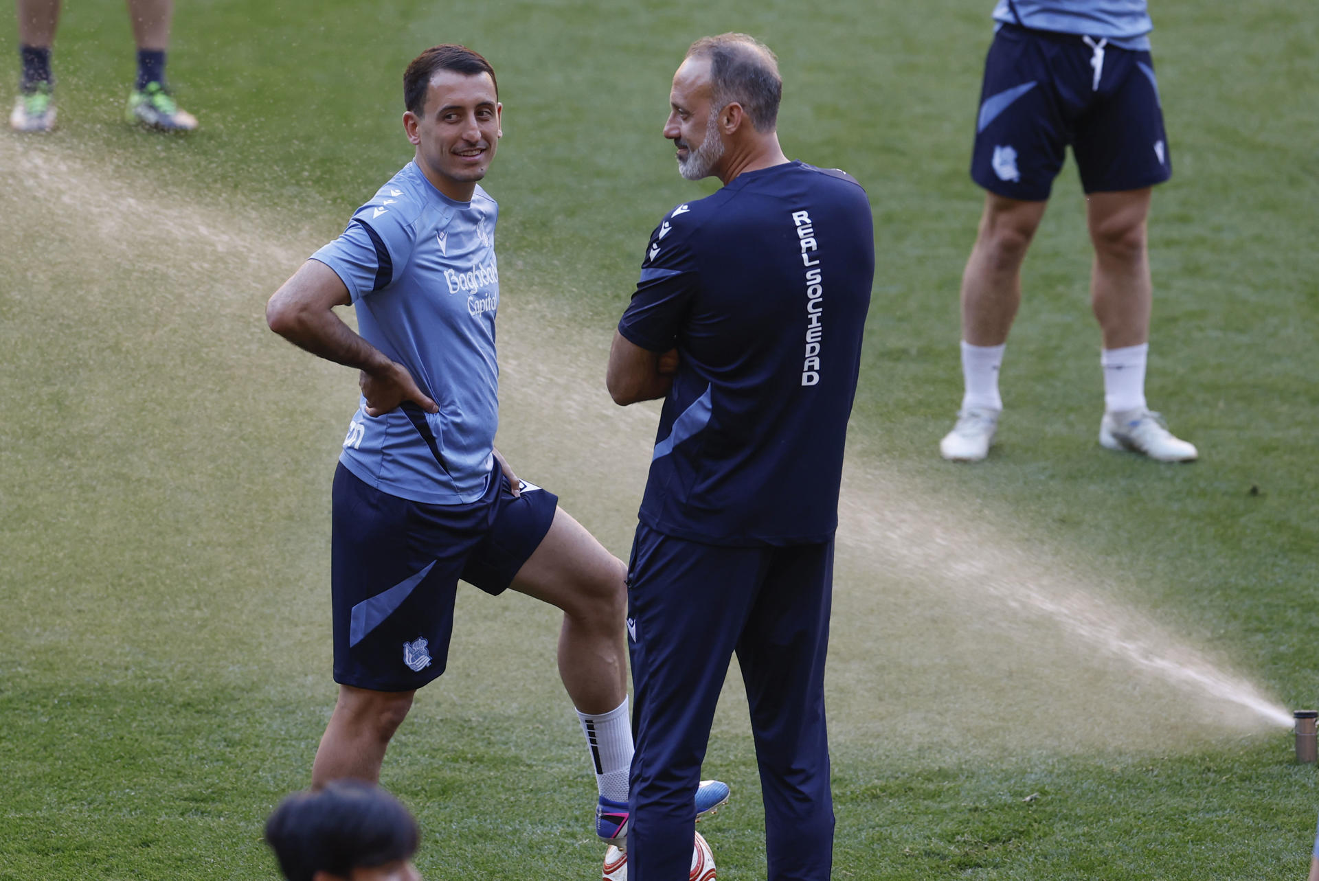 Pellegrino Matarazzo conversa con Oyarzabal en el entrenamiento de este viernes. EFE/ Julio Muñoz 