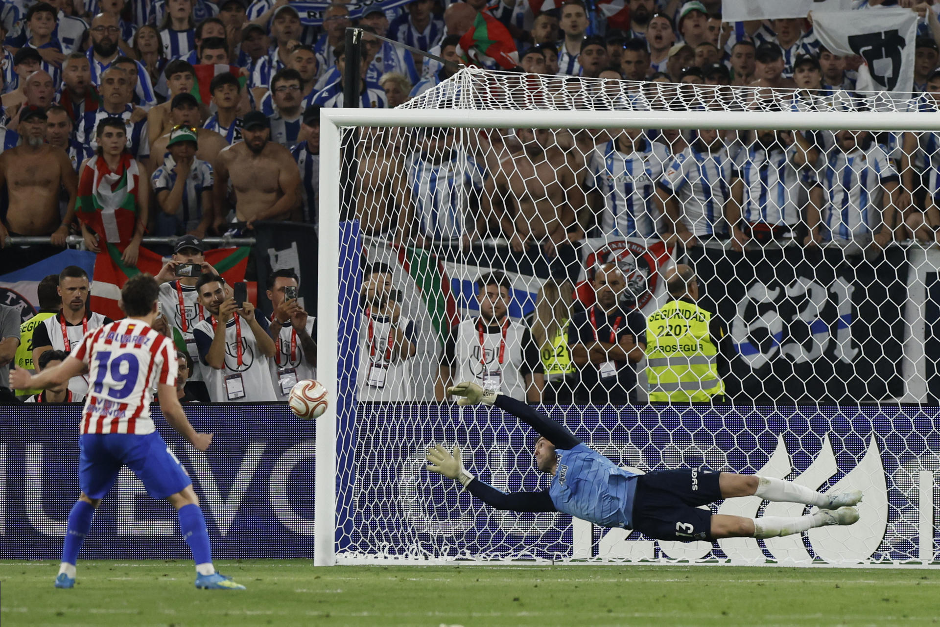 El guardameta de la Real Sociedad, Unai Marrero, detiene el lanzamiento del delantero argentino del Atlético de Madrid, Julián Álvarez, durante la final de la Copa del Rey que han disputado en el estadio de La Cartuja, en Sevilla. EFE/Julio Muñoz. 