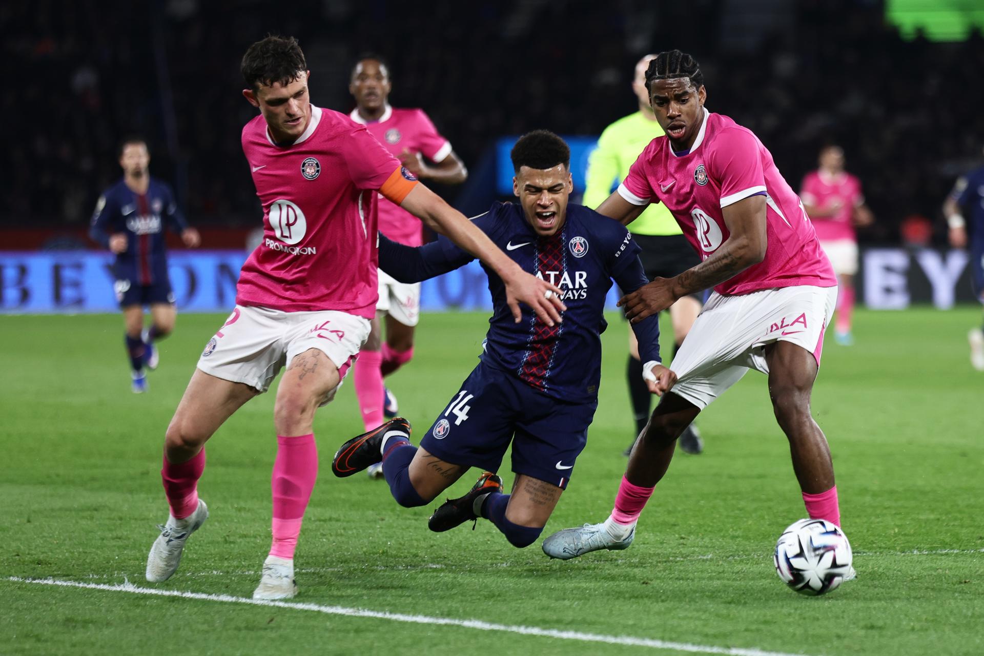 Rasmus Nicolaisen, del Toulouse (i), Desire Doue, del PSG (c) y Dayann Methalie, del Toulouse. EFE/EPA/TERESA SUAREZ
