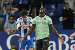 El delantero camerunés del Levante Etta Eyong se lamenta durante el partido de la jornada 32 de LaLiga que RCD Espanyol y Levante UD disputan este lunes en el RCDE Stadium. EFE/ Enric Fontcuberta