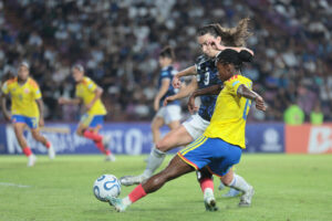 Sophia Braun, de Argentina (i), disputa un balón con Linda Caicedo, de Colombia, durante un partido de la Liga de Naciones Femenina entre Argentina y Colombia en el estadio Ciudad de Lanús en Lanús (Argentina). EFE/Adan González