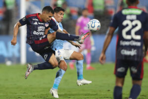 Irven Ávila (i) de Sporting Cristal disputa el balón con Juan David Ríos de Junior este martes, en partido de la tercera jornada de la fase de grupos de la Copa Libertadores jugado en el estadio Alejandro Villanueva de Lima. EFE/ Paolo Aguilar
