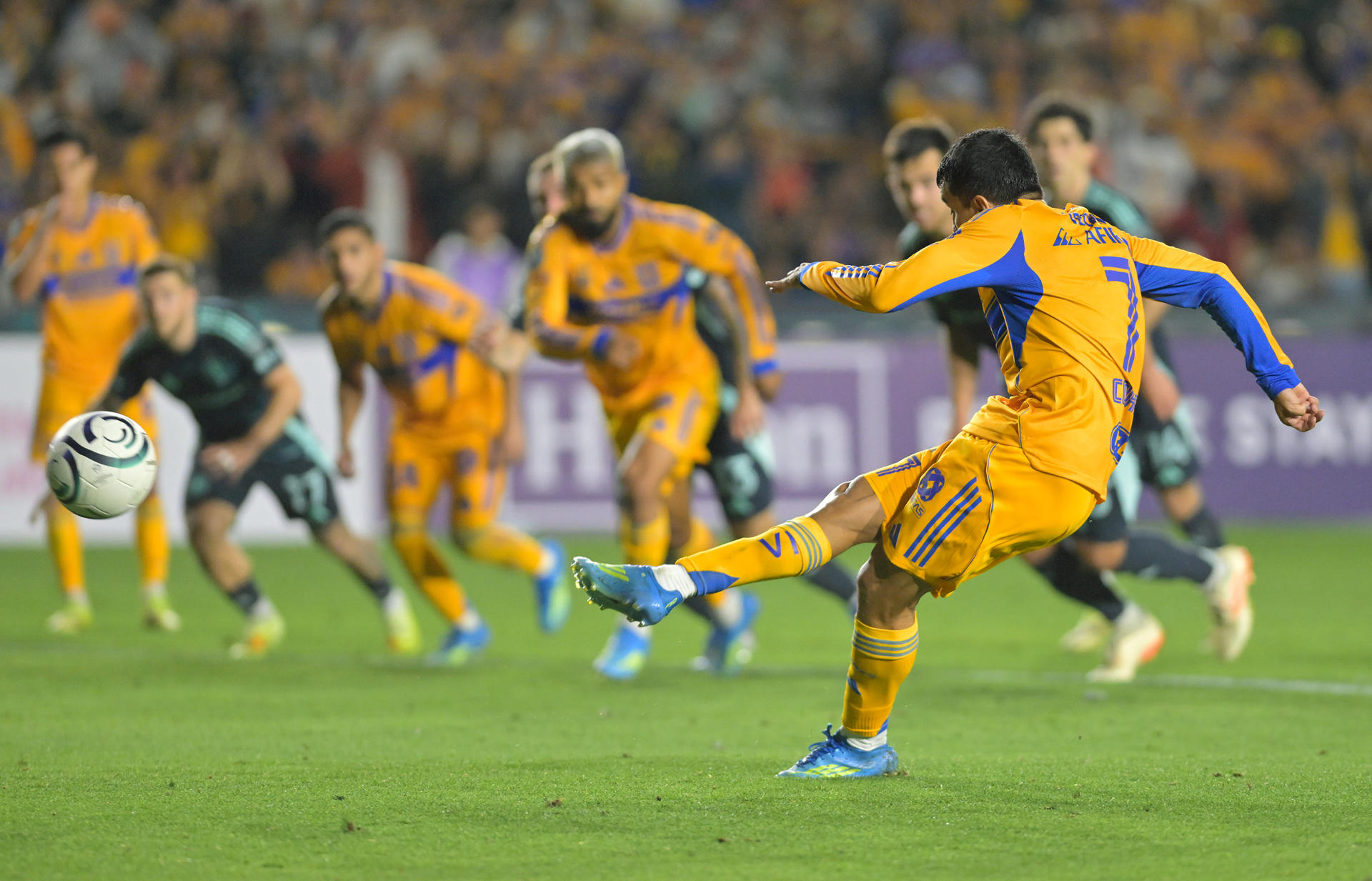 Angel Correa de Tigres patea un penalti este miércoles, durante un partido de cuartos de final de la Copa de Campeones de la Concacaf entre Tigres y Seattle Sounders en el estadio Universitario en San Nicolás de Los Garza (México). EFE/Miguel Sierra
