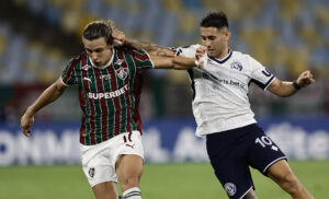 Agustín Canobbio (i), de Fluminense, disputa el balón con Matías Fernández, de Independiente Rivadavia, en un partido de la fase de grupos de la Copa Libertadores entre Fluminense e Independiente Rivadavia en el estadio Maracaná en Río de Janeiro (Brasil). EFE/André Coelho